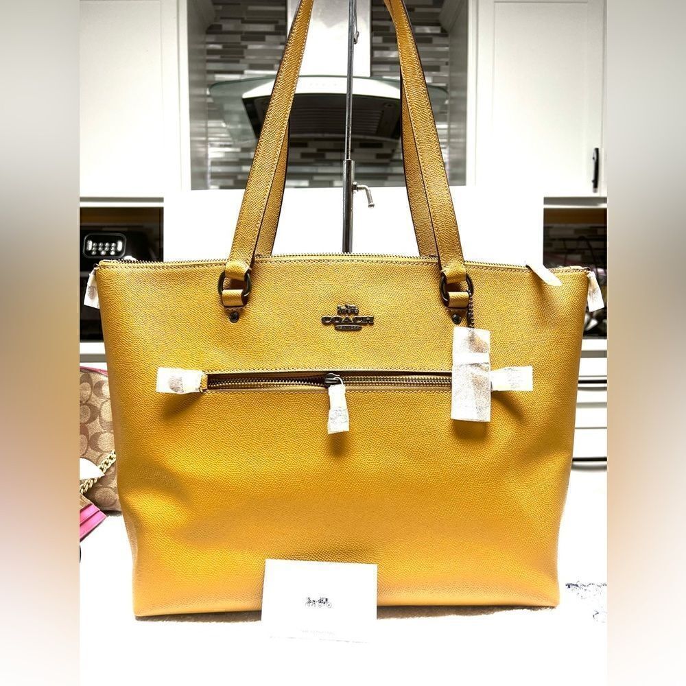 🔥🎁NWT! Coach Gallery Tote Handbag Crossgrain Leather Yellow Msrp:$328.00e - Picture 3 of 10